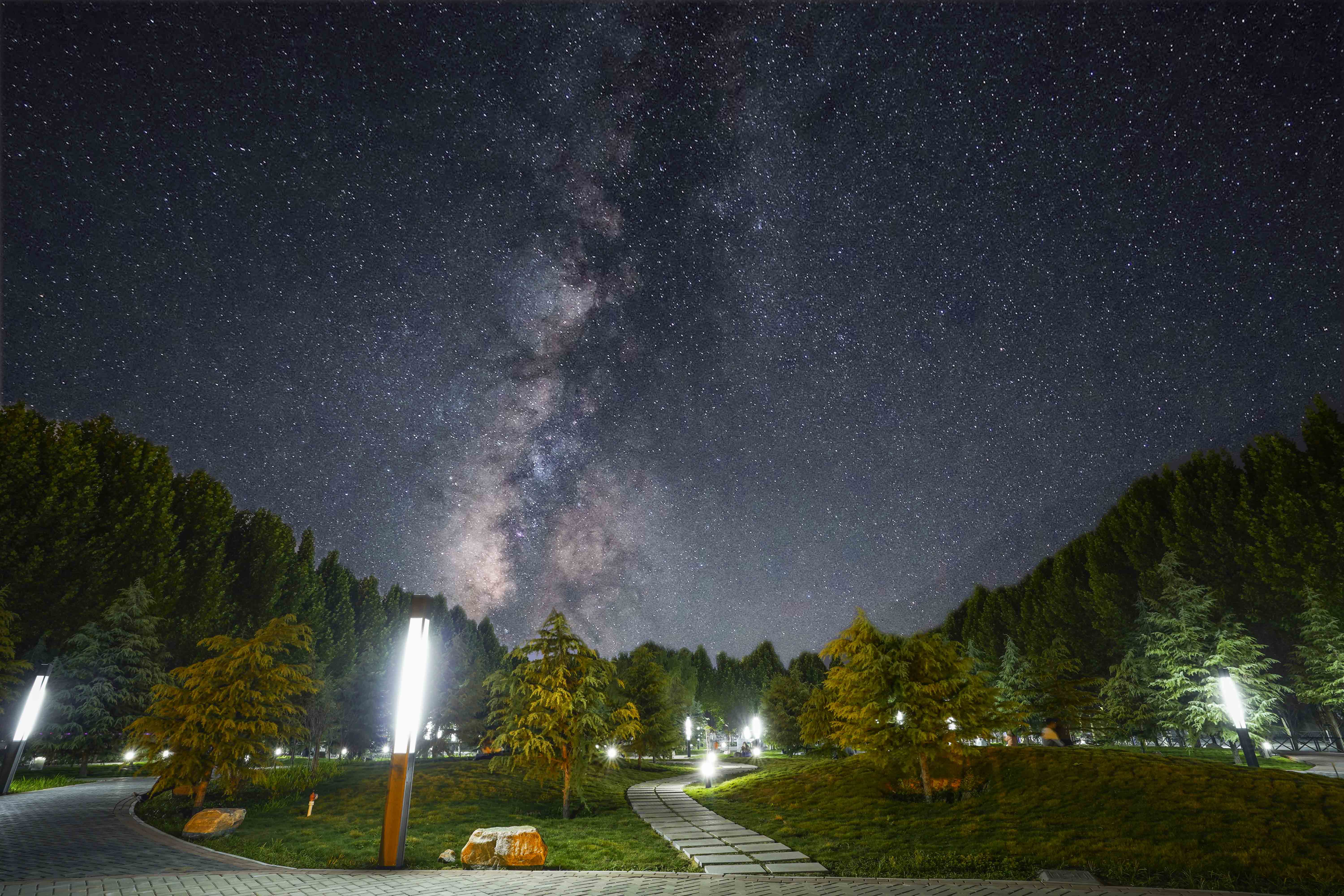 夜空下的鄭財(cái)