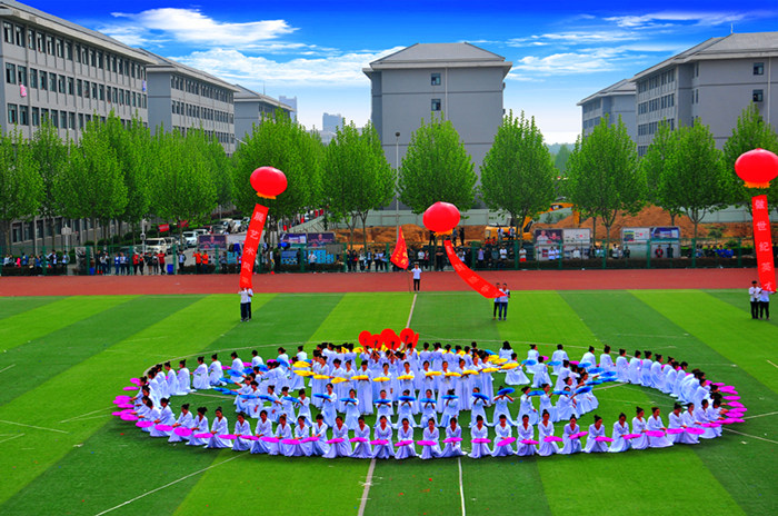 藝術(shù)學(xué)院方隊(duì)一襲白色絲裙，一把折扇，演繹著斑斕的青春色彩